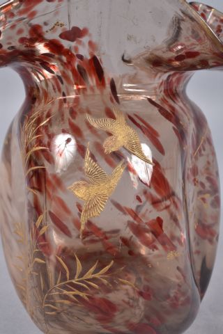 null Vase mouchoir en verre marmoréen pourpre à décor partiellement doré d’oiseaux...
