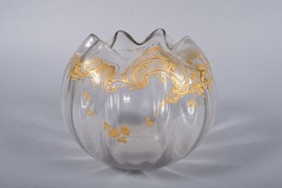 null Vase boule côtelé en cristal à décor de lambrequin à rehauts dorés. Vers 1900...