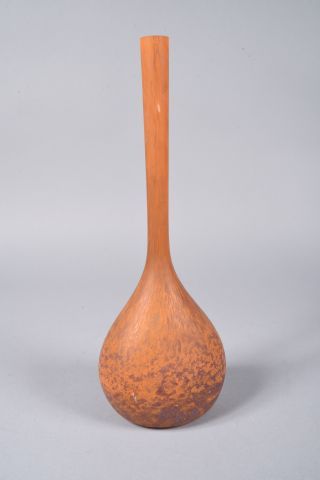 null * André DELATTE (1887-1953) à Nancy. Vase berluze en verre marmoréen orange....