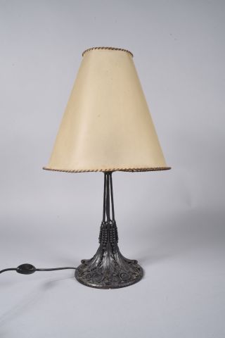 null Edgar BRANDT (1880-1960), dans le goût de. Lampe à poser en fer martelé à décor...