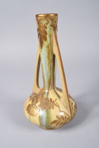null PIERREFONDS. Vase à corps pansu, à long col étroit à deux anses en grés à glaçure...