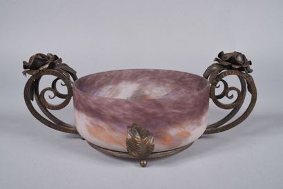 null David Guéron dit DEGUE (1892 - 1950). Coupe en verre marmoréen de couleur violine...