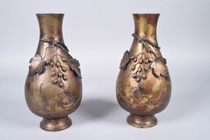 * Paire de vases en bronze patiné à décor...