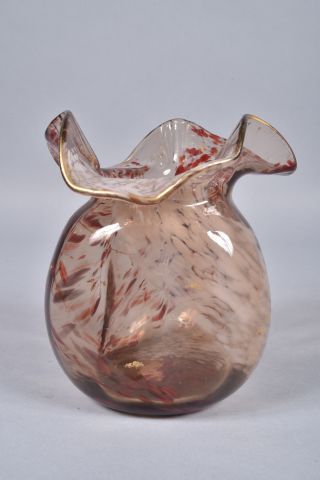 null Vase mouchoir en verre marmoréen pourpre à décor partiellement doré d’oiseaux...