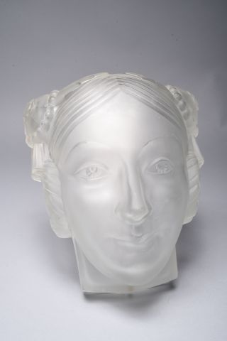 null SABINO Paris. Rare applique en verre moulé opalescent en forme de tête de femme...