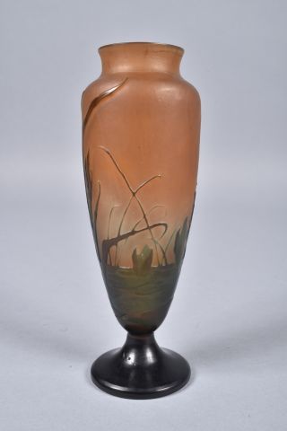 null Etablissements GALLE. Vase de forme balustre en verre multicouche à décor d'iris....
