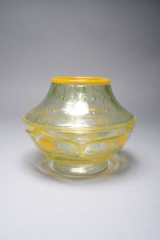 null DAUM NANCY France. Vase trapézoïdal en verre bullé à décor de filets jaunes...