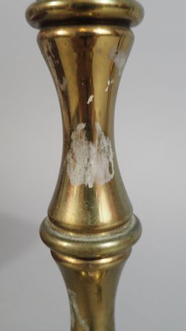 null Paire de bougeoirs en bronze doré, pied carré (H21cm) ; un pied de lampe en...
