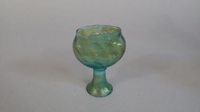 null Dans le goût de Loetz. Petit vase en verre irisé à panse plate, reposant un...