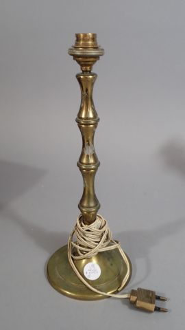 null Paire de bougeoirs en bronze doré, pied carré (H21cm) ; un pied de lampe en...