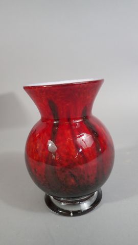null Pascal GUERNIC. Vase en verre rouge et noir de forme balustre. Signé sous la...