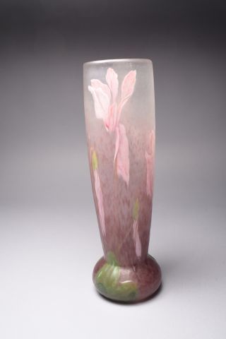 null DAUM à Nancy, avant 1915. Important vase à base ronde en verre multicouche soufflé...