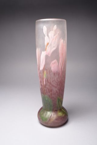 null DAUM à Nancy, avant 1915. Important vase à base ronde en verre multicouche soufflé...