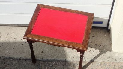 null Petite table basse en bois tourné vernis, plateau peint en rouge sur quatre...