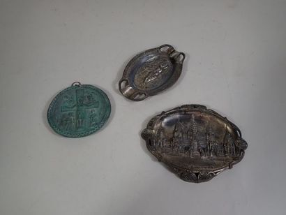 null Lot de trois vides poches en métal dont deux marqués exposition coloniale internationale...