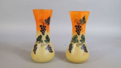 null Etablissements LEGRAS, Paire de vases en verre à décor de grappe de raisin,...