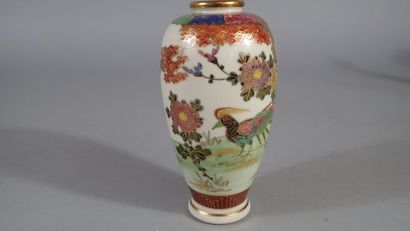 null SATSUMA, vase en porcelaine à décor polychrome d'un faisan dans un paysage....