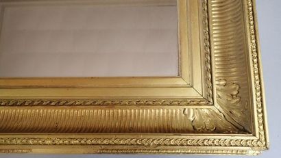 null Grand miroir dans un cadre à canaux en bois stuqué doré. Manques et restaurations....
