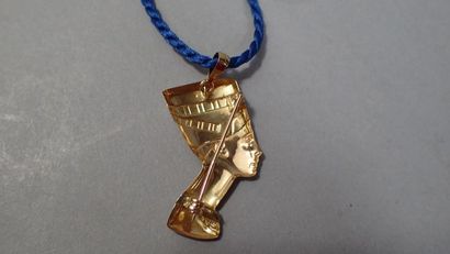 null Collier pendentif en or jaune et tissu au profil de Néfertiti (Pds brut 4,8...