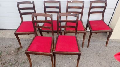 null Suite de six chaises en bois naturel, reposant sur quatre pieds sabres dossier...