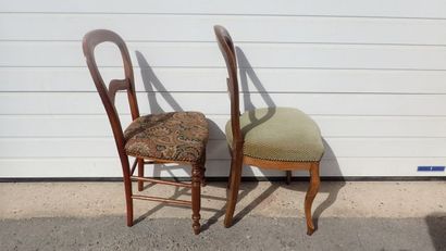 null Deux chaises dépareillées en bois naturel et garniture tissu et l'autre en velours....