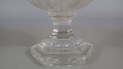 null GOEBEL. Vase en verre moulé signé sous la base "Goebel 1979" (H: 26,5cm).