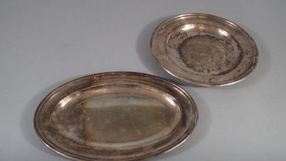 null Deux plats un ovale et l'autre rond, en métal argenté model filet contours....