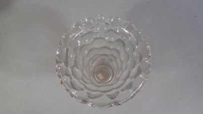 null Vase en cristal moulé, la panse à décor de cupules, les bords évasés (H : 20...
