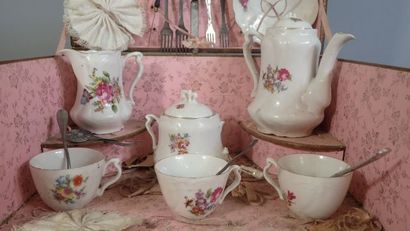 null DINETTE, service à thé en porcelaine à décor de fleurs composé d'une théière,...