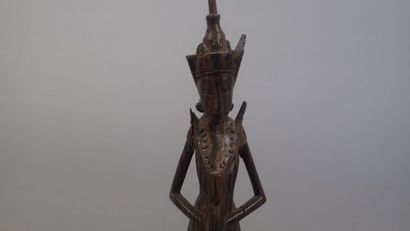 null Statuette en bois exotique figurant une divinité féminine. Travail indonésien...