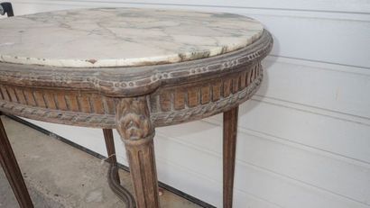 null Table de milieu ovale en bois naturel mouluré et sculpté, reposant sur quatre...