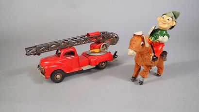 GAMA. Camion de pompier en tôle laqué rouge...