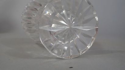 null Vase en cristal taillé reposant sur une base circulaire. Vers 1930. (H:15cm...