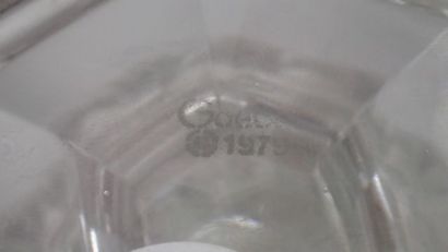 null GOEBEL. Vase en verre moulé signé sous la base "Goebel 1979" (H: 26,5cm).