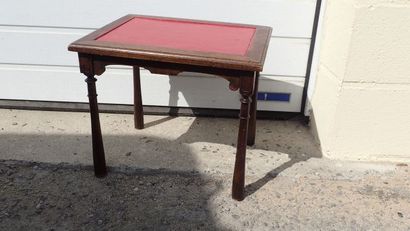 null Petite table basse en bois tourné vernis, plateau peint en rouge sur quatre...