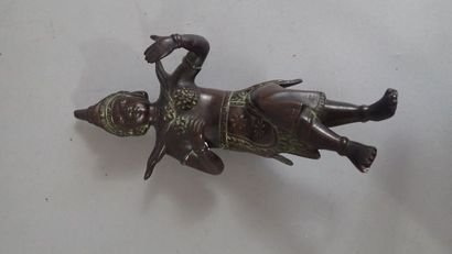 null Sujet en bronze patine brune figurant un déesse thaïlandaise assise. H: 21cm...