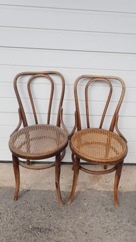 null Ensemble de 5 chaises en bois naturel dépareillées. Dim: h: 94cm assise 46cm...