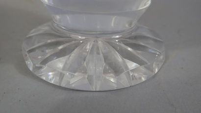 null Vase en cristal taillé reposant sur une base circulaire. Vers 1930. (H:15cm...