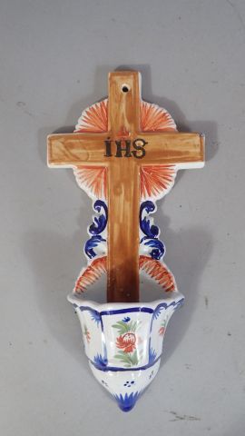 null QUIMPER. Bénitier en faïence polychrome décoré de fleurs et surmonté d'un crucifix...