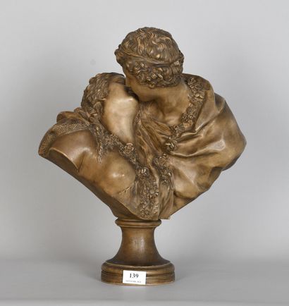  Jean Antoine Houdon

Sculpture en terre cuite patinée : “Le baiser”. Hauteur : 43... Gazette Drouot