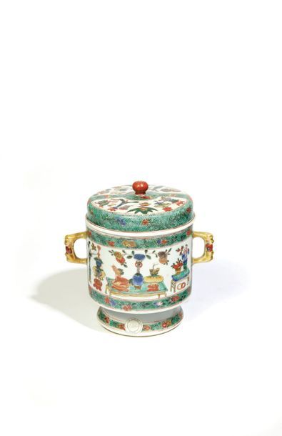 CHINE CHINE

Pot couvert

de forme cylindrique, en porcelaine de la Famille verte...