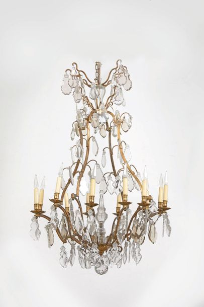 GRAND LUSTRE Grand lustre

à douze branches de lumière en bronze décoré de plaquettes,...