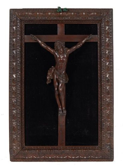 CHRIST Christ 

en bois de Sainte Lucie dans un cadre sculpté à double rangs de feuillages

XVIIème...