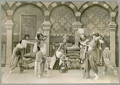 LE CAUCHEMAR DU CAÏD, Pathé-Frères. DEUX PHOTOGRAPHIES ORIGINALES, 1905. 11,2 x LE...