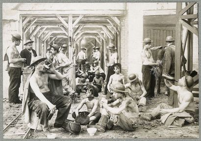 AU PAYS NOIR, Pathé-Frères. HUIT PHOTOGRAPHIES ORIGINALES, 1905. 11,2 x 16,2 cm,