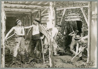 AU PAYS NOIR, Pathé-Frères. HUIT PHOTOGRAPHIES ORIGINALES, 1905. 11,2 x 16,2 cm,...