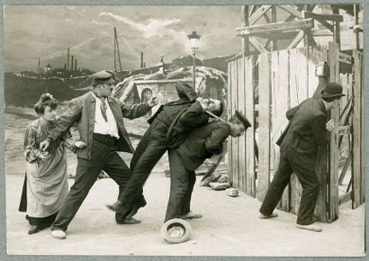 LES APACHES DE PARIS, Pathé-Frères. SEPT PHOTOGRAPHIES ORIGINALES, 1905. 11,2 x 