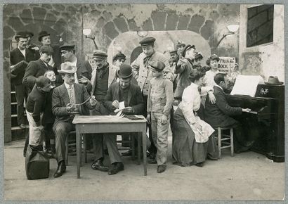 LES APACHES DE PARIS, Pathé-Frères. SEPT PHOTOGRAPHIES ORIGINALES, 1905. 11,2 x LES...