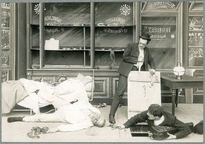 LES APACHES DE PARIS, Pathé-Frères. SEPT PHOTOGRAPHIES ORIGINALES, 1905. 11,2 x LES...