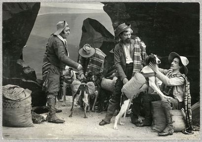 CHIENS CONTREBANDIERS, Pathé-Frères. PHOTOGRAPHIE ORIGINALE, 1906. 11,2 x 16,2 c